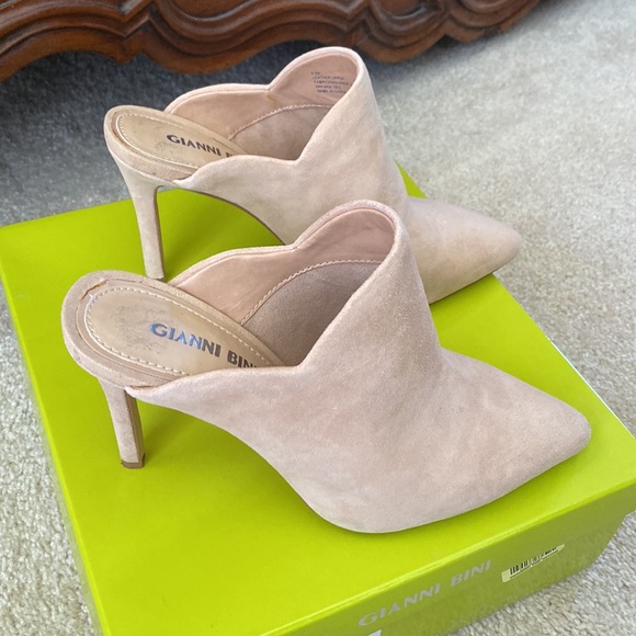 Cute Gianni Bini suede nude pointy toe mule stilettos, 6.5M - Picture 13 of 14